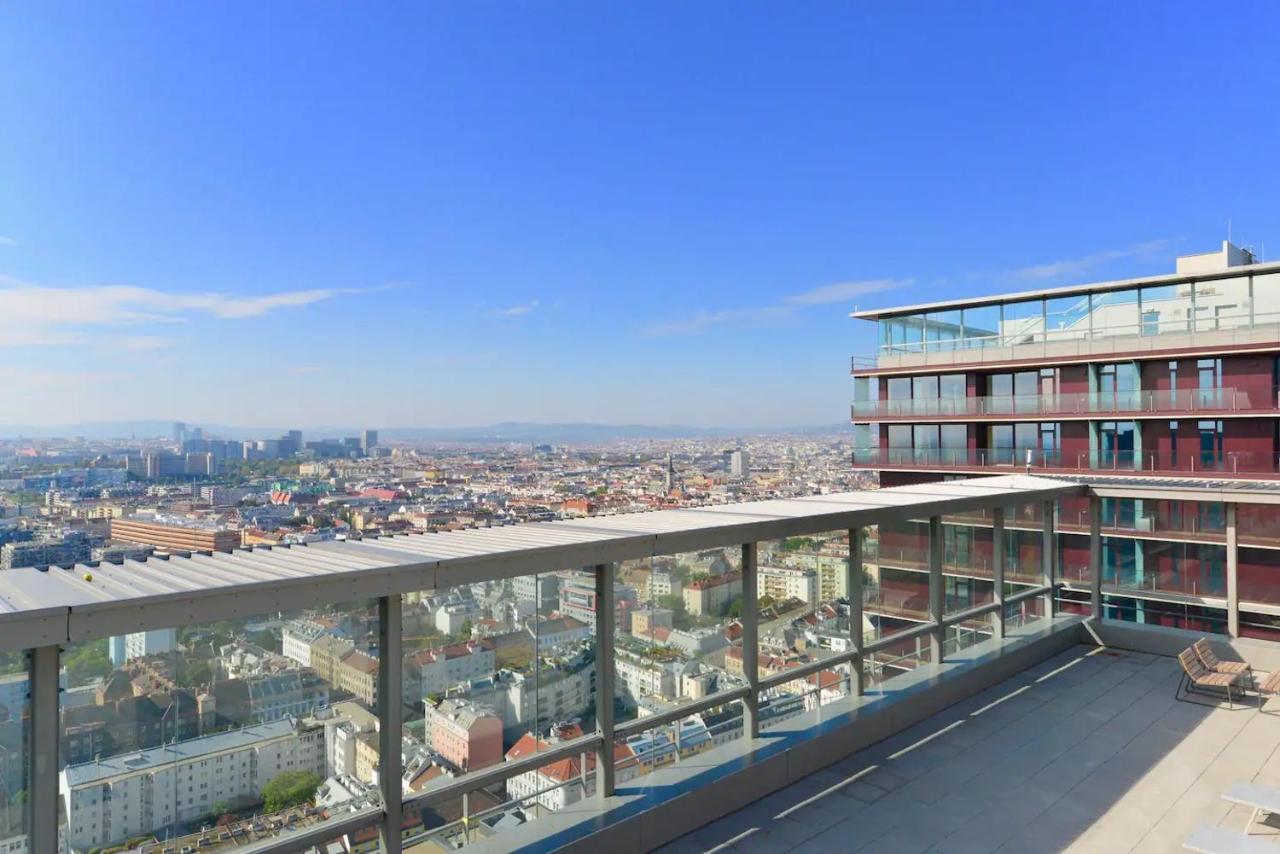 Skyscraper-Feeling With Parking Nearby Apartment Wina Bagian luar foto